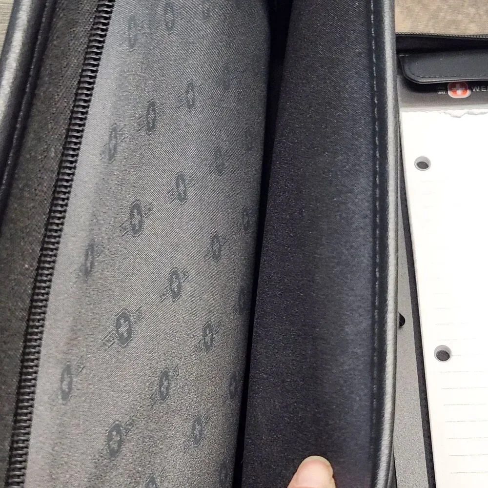 Wenger Executive Business Vinyl Zippered Padfolio - Black 3 ring binder w/calc